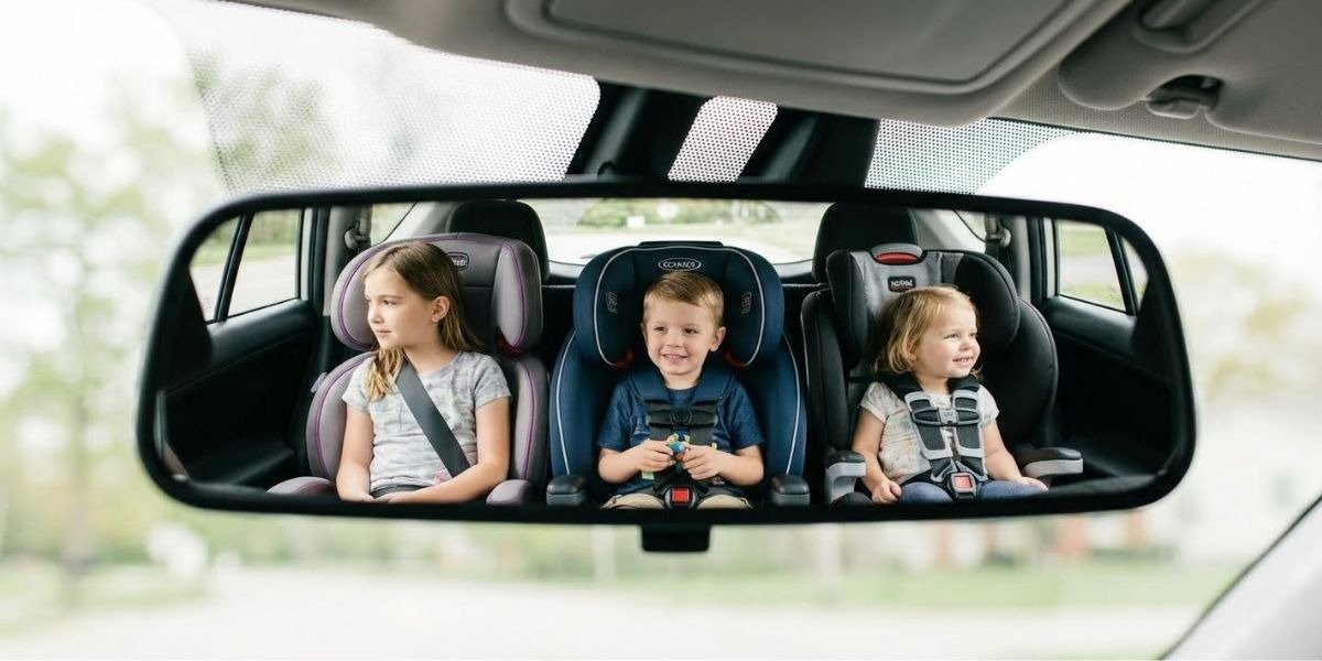 Carros que comportam 3 crianças no banco de trás