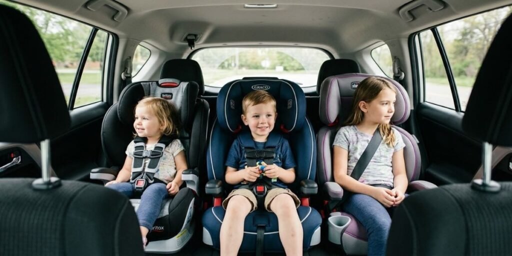 Carros que comportam 3 crianças no banco de trás